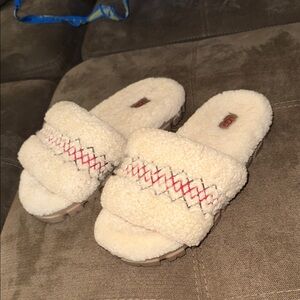 NWT UGG fuzzy slippers shoes sandals